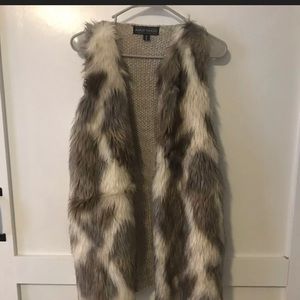4/$30 Almost famous size medium faux fur vest